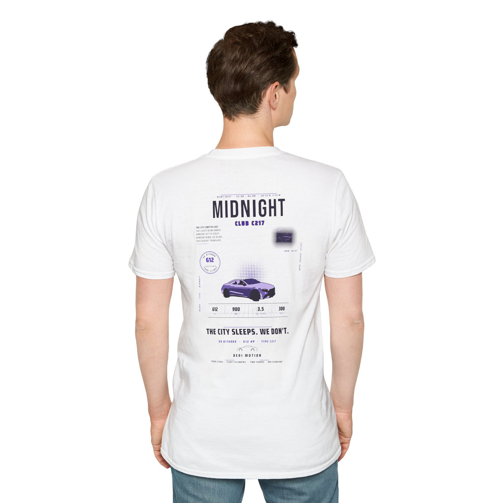 Camiseta Midnight Club — estampado «The City Sleeps, We Don’t»